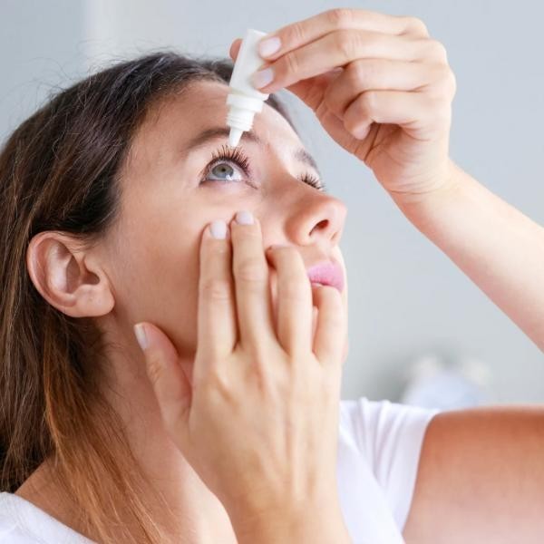 Occhi secchi la sera: cosa fare? Guida pratica e prodotti consigliati