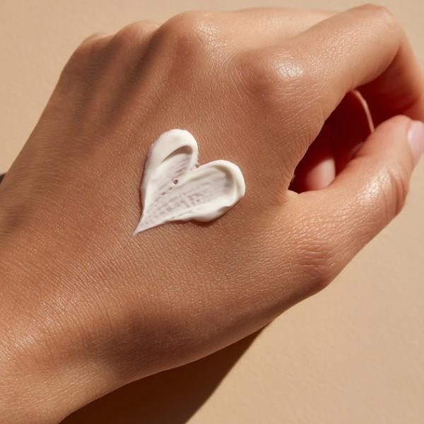 Mani screpolate da lavaggi frequenti? L'importanza di scegliere la giusta crema mani